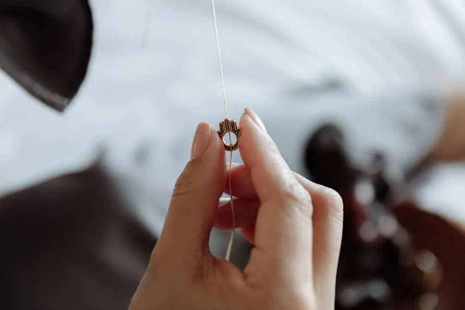 Cómo poner y quitar un charm de la pulsera sin forzar el cierre